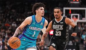 贾巴里·史密斯14中6三分8中2 砍下18分10板4助